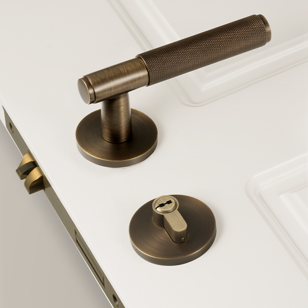 The Laurent — Knurled Handle