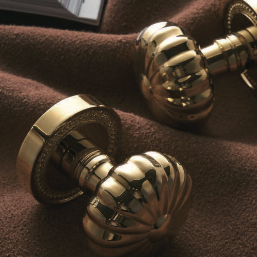 The Emsbury — Fluted Knob