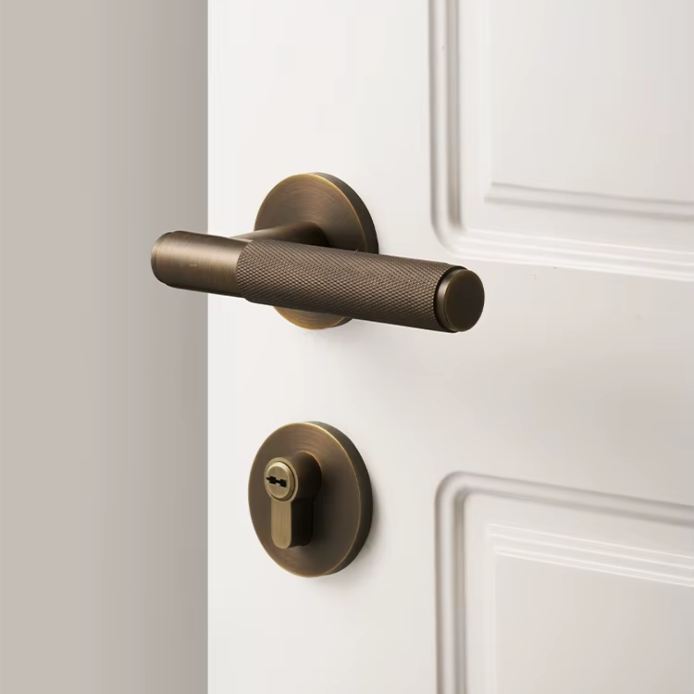 The Laurent — Knurled Handle
